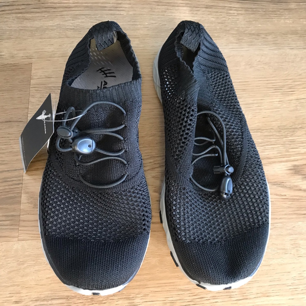 New with tags Aleader Xdrain classic style black water shoes women size 6.5.
